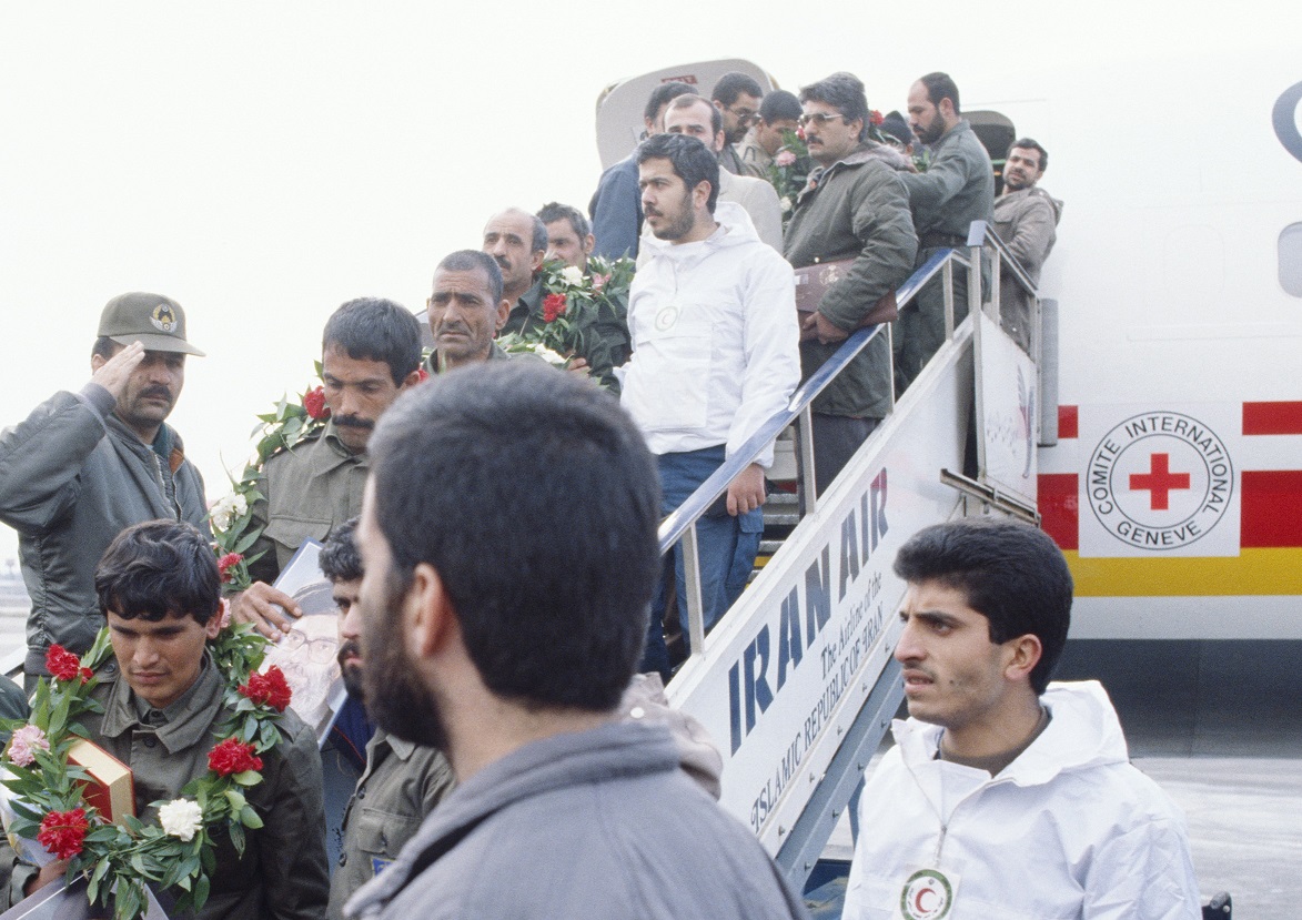 Iran-Iraq conflict, Tehran airport. Repatriation of the wounded and sick Iranian prisoners of war, under the aegis of the ICRC.