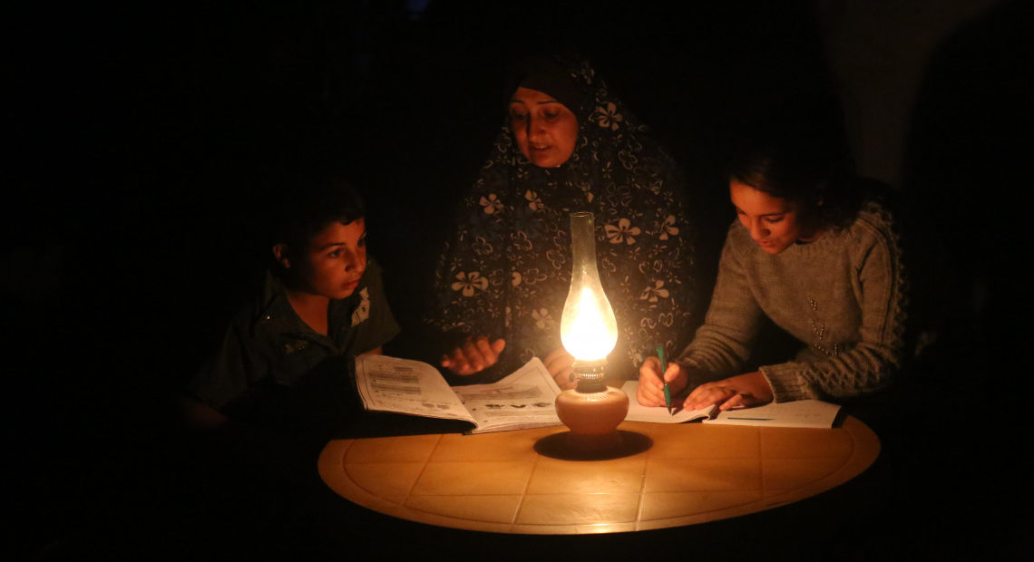 غزه: نظرسنجی نشان‌‌ می‌‌دهد هزینه سنگین ناشی از قطعی‌‌های طولانی برق بر دوش خانواده‌‌های بی‌‌رمق است