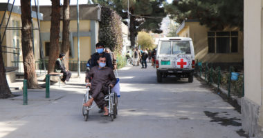 افغانستان: علیرغم جریان داشتن گفتگوهای صلح، هر روز افراد بیشتری در جنگ زخمی می‌شوند