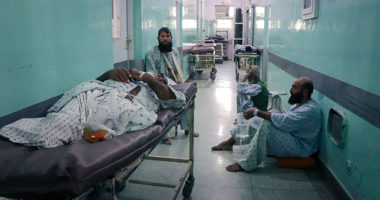افغانستان: قربانیان مخاصمه به بیمارستان منطقه‌ای میرویس هجوم می‌برند، کارکنان در تقلا برای پاسخ‌دهی